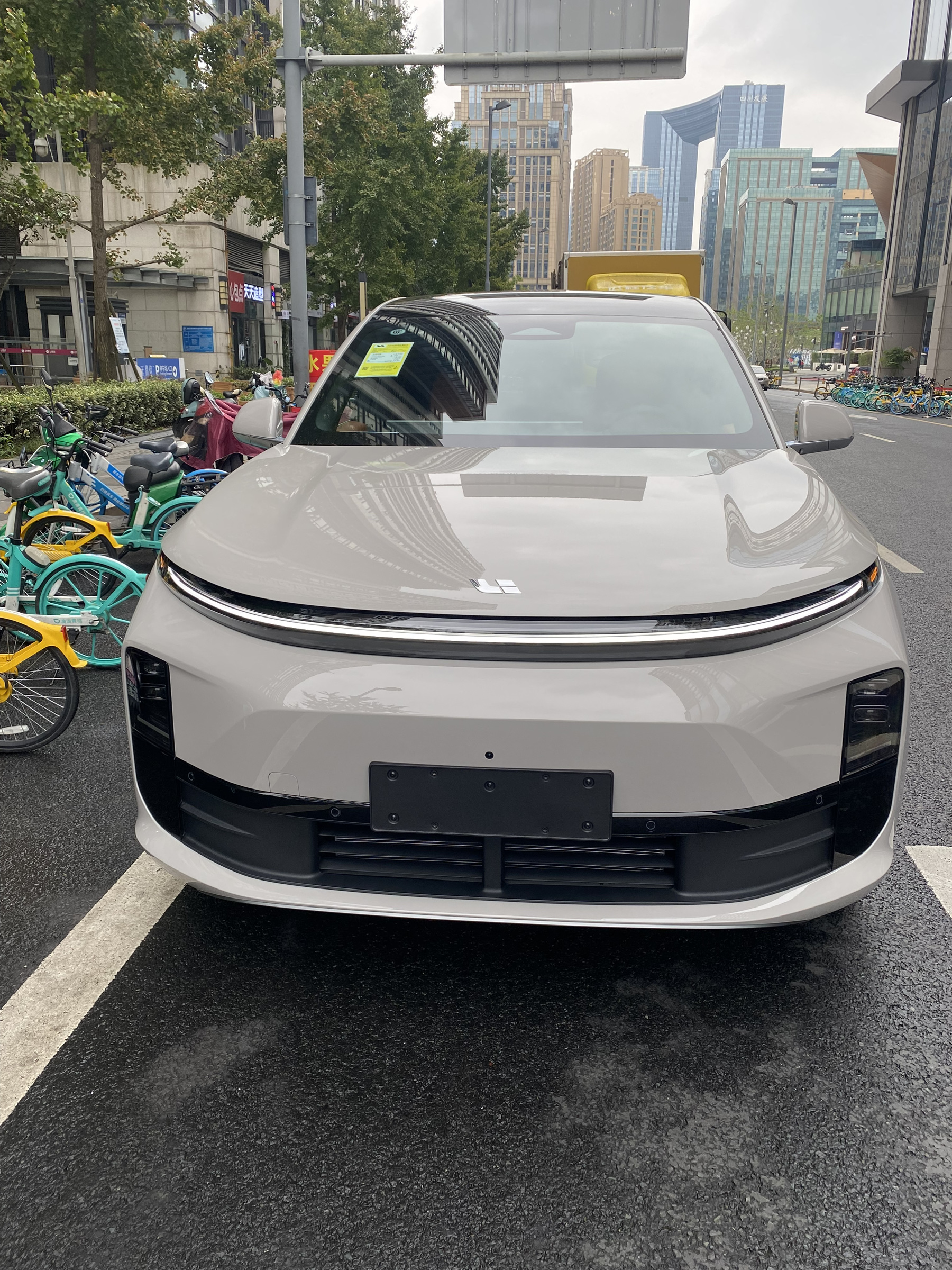 尊龙集团官网 MEGA 高压纯电 MPV